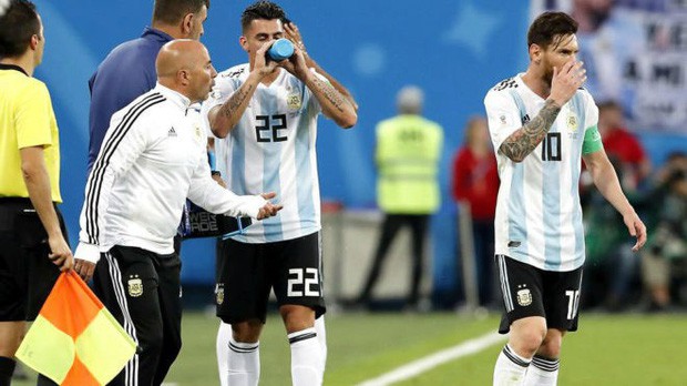 Hé lộ chi tiết cuộc nói chuyện giữa Messi và HLV Sampaoli ở World Cup 2018 - Ảnh 1. Hé lộ chi tiết cuộc nói chuyện giữa Messi và HLV Sampaoli ở World Cup 2018 - Ảnh 1.