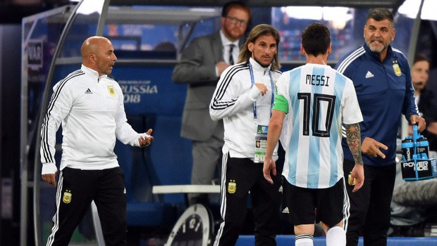Hé lộ chi tiết cuộc nói chuyện giữa Messi và HLV Sampaoli ở World Cup 2018 - Ảnh 2. Hé lộ chi tiết cuộc nói chuyện giữa Messi và HLV Sampaoli ở World Cup 2018 - Ảnh 2.