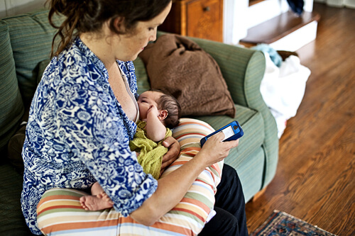 Trẻ chậm phát triển nếu mẹ thường dùng điện thoại khi cho con bú