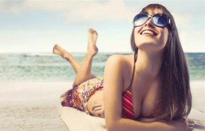 Luôn đeo kính râm khi ra ngoài nắng. Ảnh: today.com.