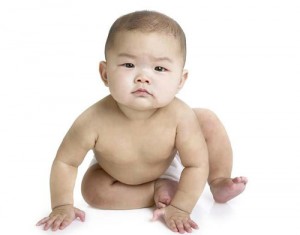 Bé hơn một tuổi chưa biết ngồi có bình thường?