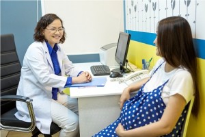Phụ nữ mang thai dễ bị ngứa rát vùng âm hộ, âm đạo do nhiều nguyên nhân. Khi đó chị em nên đến gặp bác sĩ để được thăm khám và tư vấn biện pháp điều trị phù hợp. Ảnh: Daisyclinic.